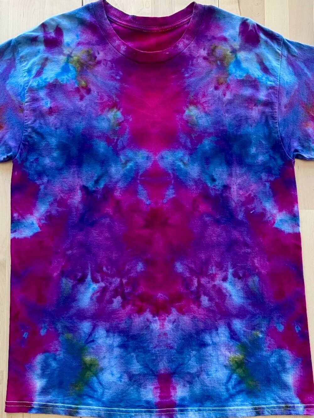 Gildan Unisex Crumple Scrunch Tie Dye T-Shirt size Large Fuchsia Blue Yellow